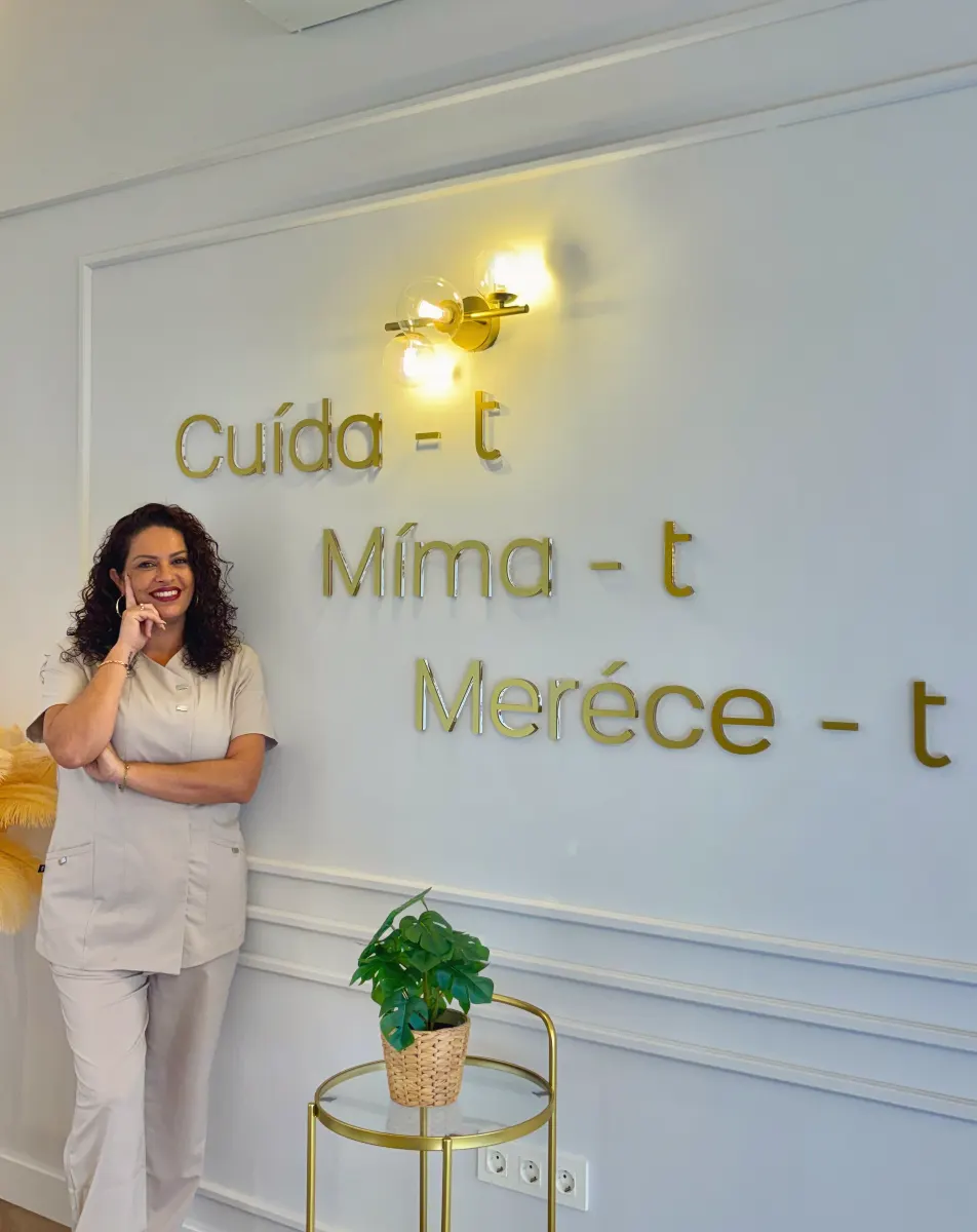 Desirée, directora de Terapyel, en la recepción de la clínica